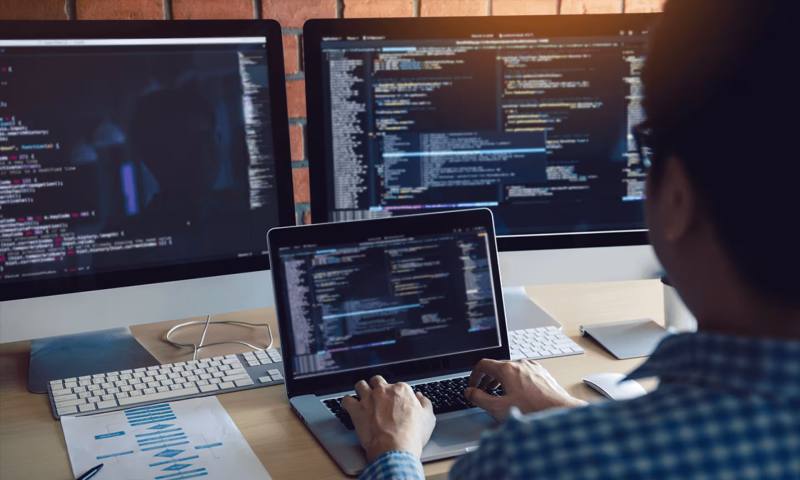 数据科学选型：R与Python如何赋能乳源网站建设？